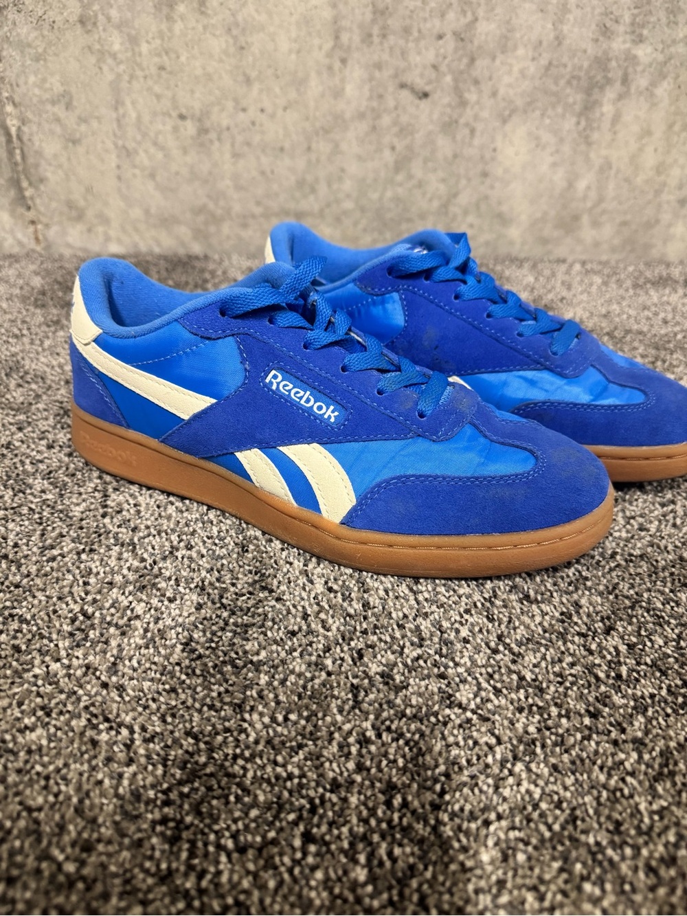 Reebok women’s Low-Top Sneakers in Bright Blue with Cream and Gum Sole